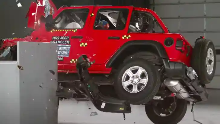 Foto - VIDEO: Crash Test Jeep Wrangler Lagi-Lagi Terbalik