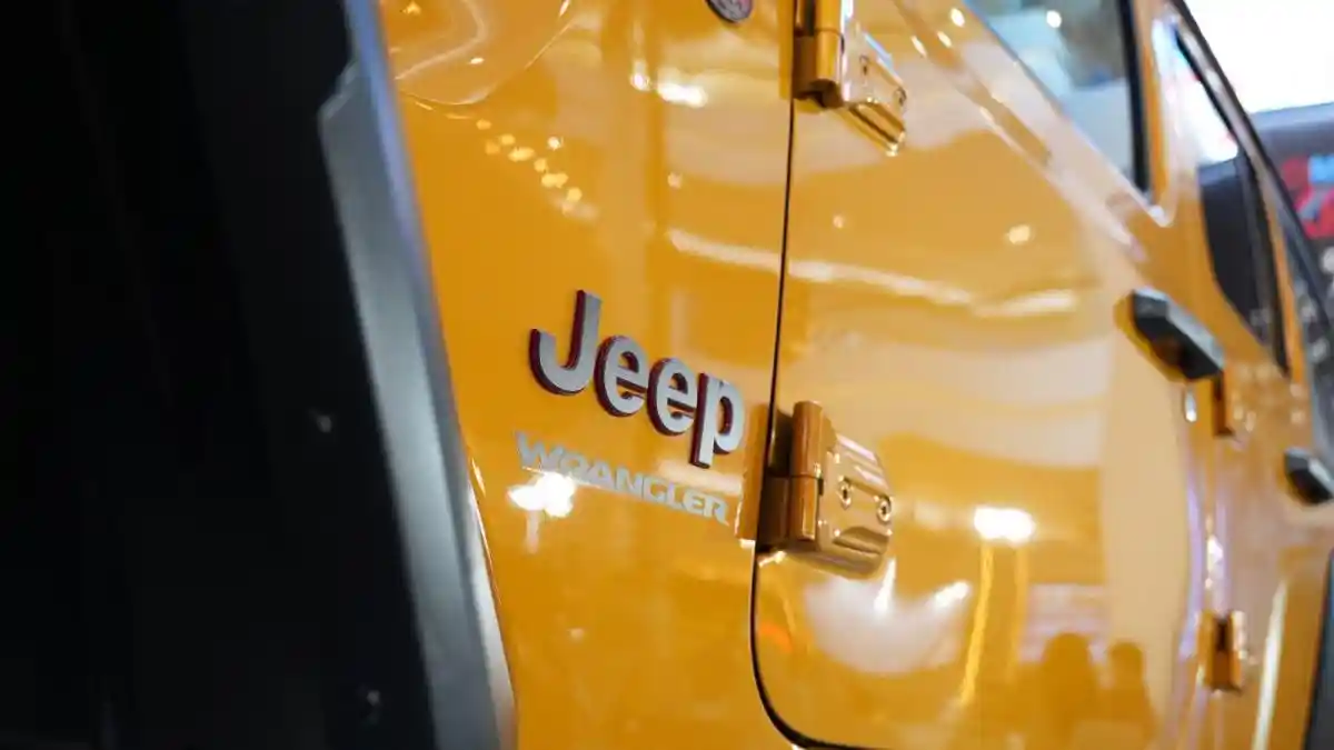 Foto - Jeep Wrangler Warna Emas, Menggoda Pengunjung Kota Kasablanka