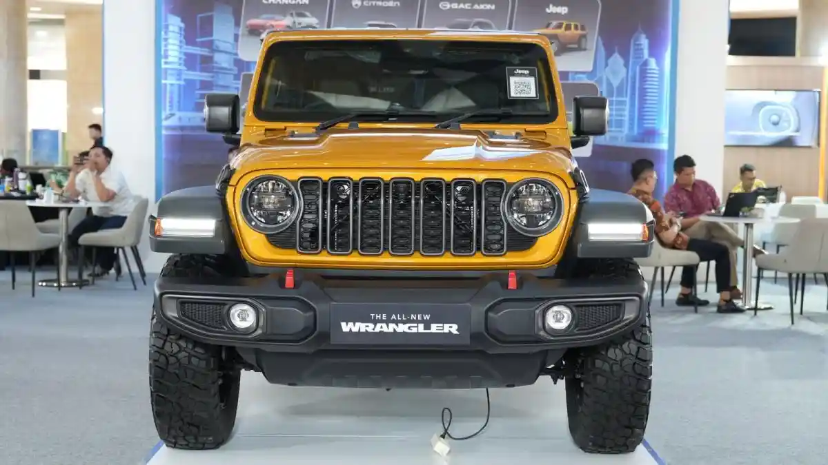 Foto - Jeep Wrangler Warna Emas, Menggoda Pengunjung Kota Kasablanka