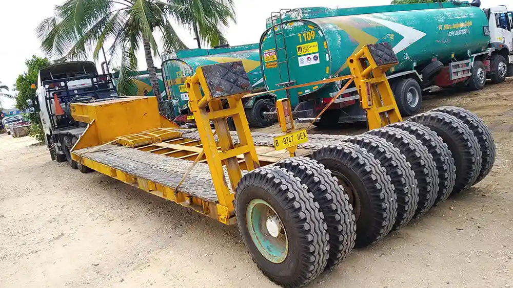 Foto - Ngeri, Tabrakan Kereta Api Brantas vs Truk di Semarang