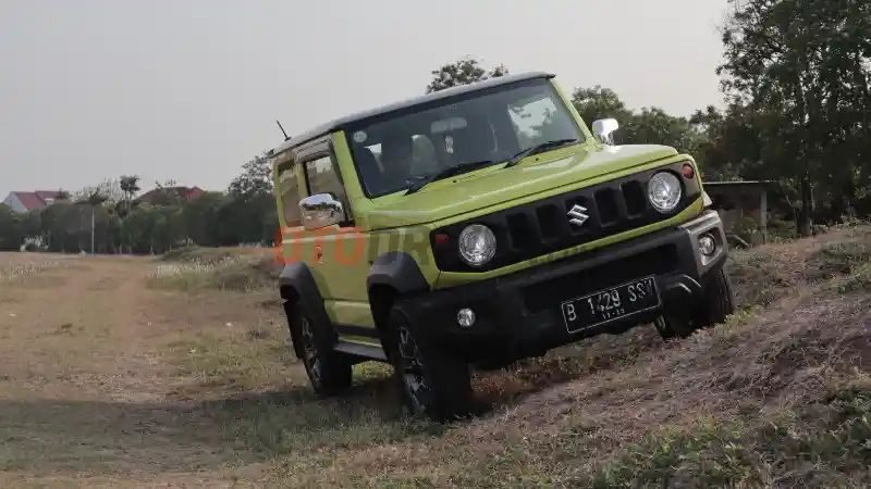 Foto - Tertarik Beli Suzuki Jimny? Anda Harus Bersabar 10 Tahun
