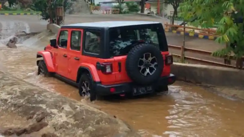 Foto - Jeep JL Wrangler di Indonesia Sama Dengan Yang Dijajakan Di Amerika? 