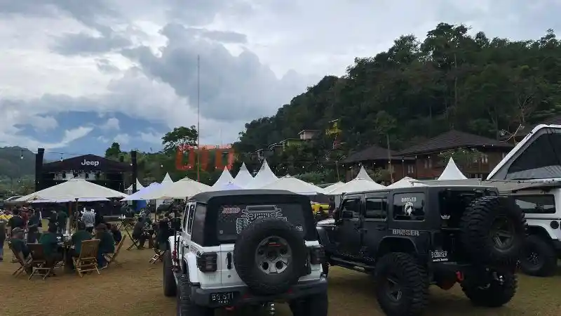 Foto - Ratusan Jeep Keren Tumpah Ruah di Bogor