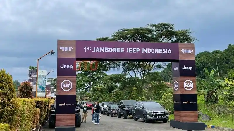Foto - Ratusan Jeep Keren Tumpah Ruah di Bogor