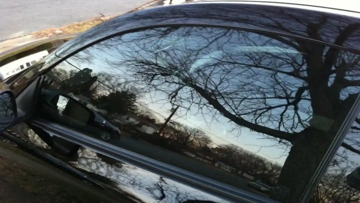 Foto - Cara Aman Bersihkan Noda Minyak di Lapisan Kaca Film 