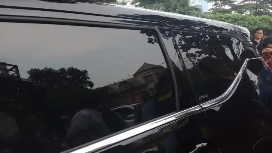 Foto - Hilangkan Jamur Kaca Mobil Sambil Menunggu Malam Pergantian Tahun