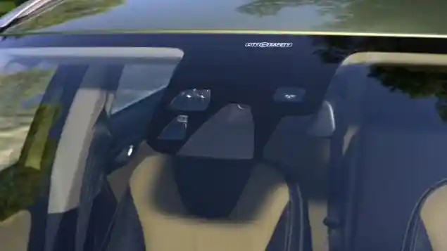 Foto - Top Tint, Anti Silau Bawaan Pabrik Di Kaca Depan