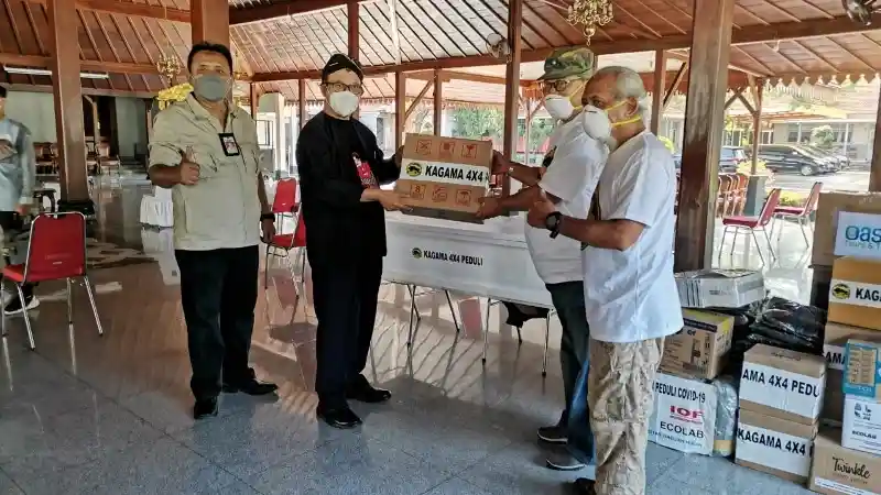 Foto - Kagama 4x4 Adventure Berikan Donasi Rumah Sakit Darurat Covid-19 Di Banyumas
