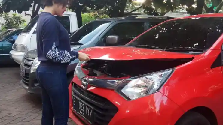 Tips - Banyak Yang Belum Tahu, Menutup Bagasi Sebaiknya Dibanting atau Ditekan?