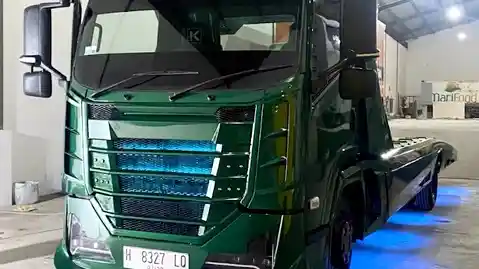 Foto - Titanium: Model Terbaru Garapan Karoseri K3 Semarang