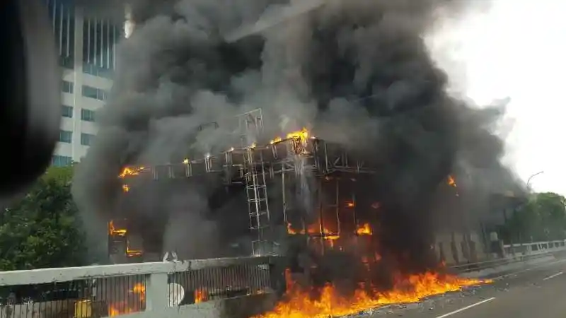 Foto - Kebakaran Gerbang Tol Pejompongan Selesai Ditangani