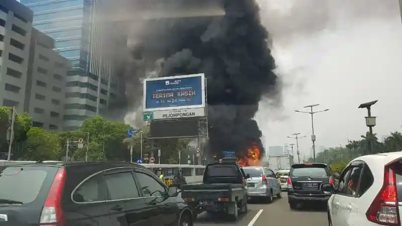 Foto - Kebakaran Gerbang Tol Pejompongan Selesai Ditangani