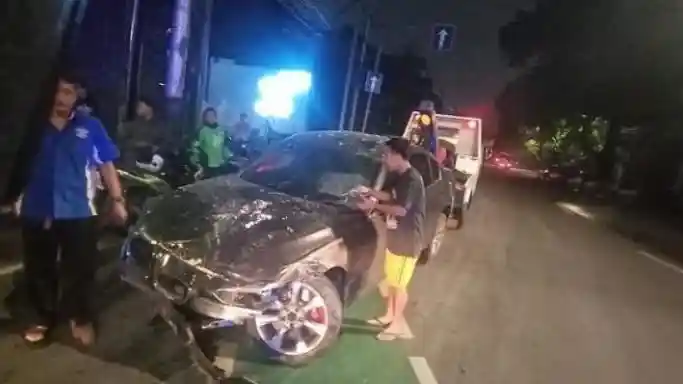 Foto - BMW "Hajar" Apotek Senopati, Ini yang Harus Dilakukan Pengemudi