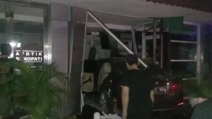 Foto - Apotek Senopati Ditabrak 2 Kali, Ini yang Dapat Mencegahnya