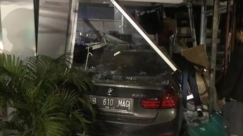 Berita - Apotek Senopati Ditabrak 2 Kali, Ini yang Dapat Mencegahnya