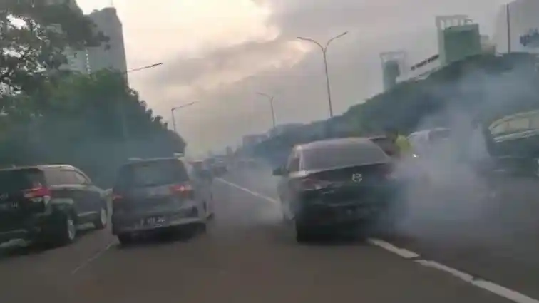 Foto - Mazda 2 Sedan Hantam Innova, Salah Injak Pedal atau di Bawah Pengaruh Obat?