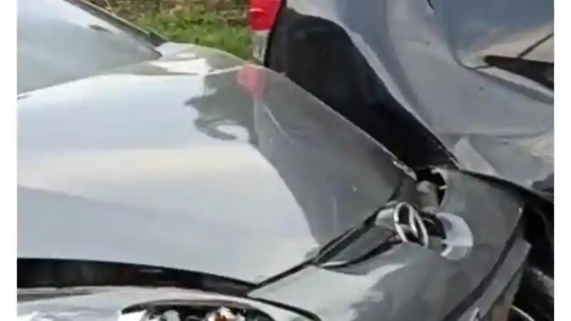 Foto - Mazda 2 Sedan Hantam Innova, Salah Injak Pedal atau di Bawah Pengaruh Obat?