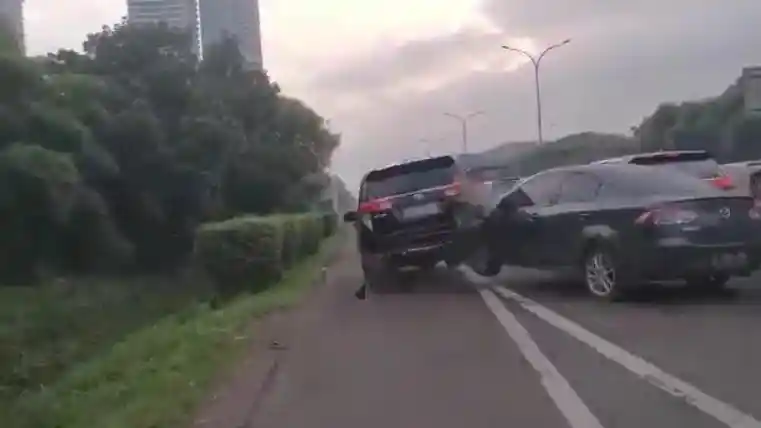 Tips - Mazda 2 Sedan Hantam Innova, Salah Injak Pedal atau di Bawah Pengaruh Obat?