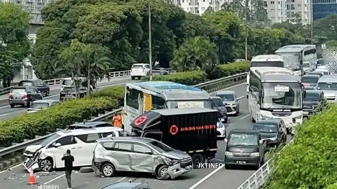 Foto - Ini Bahayanya Tailgating Di Jalan Umum