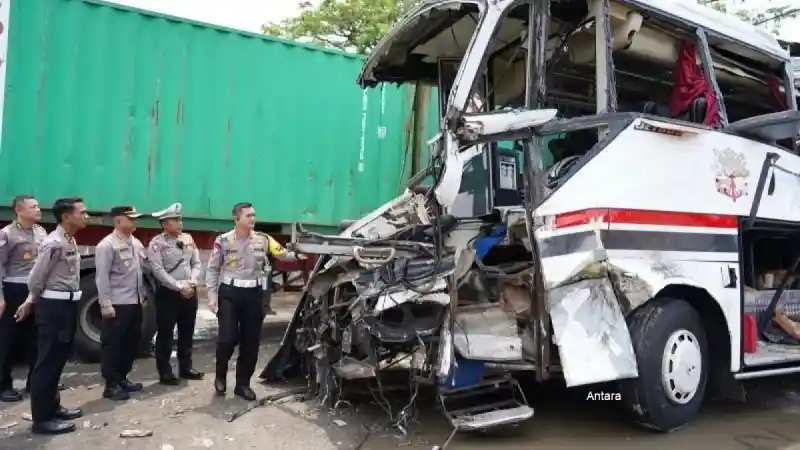 Foto - Lagi, Bus AKAP Terbalik Di Tol Trans Jawa Karena Kelalaian
