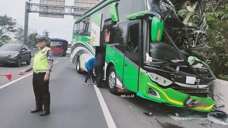 Foto - Sopir Bus Hasil Didikan Sekolah Mengemudi Beda Karakternya