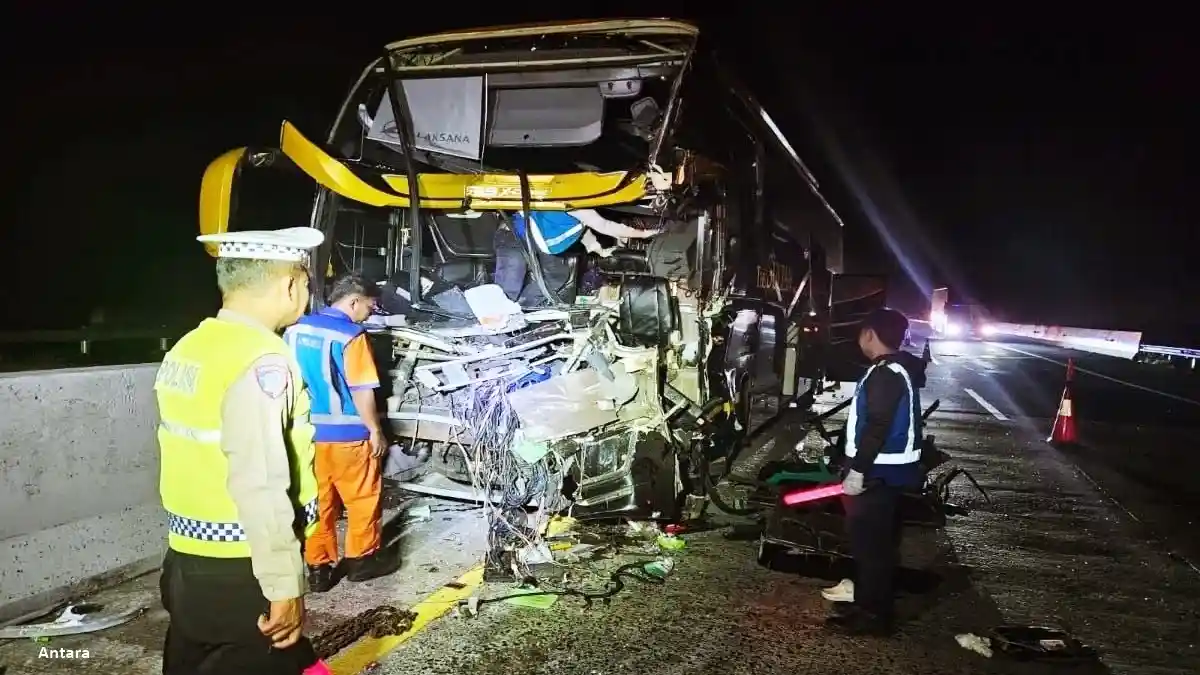 Bus - Menekan Kecelakaan Bus Di Tol, Tanggung Jawab Operator Jalan Tol Harus Ditingkatkan
