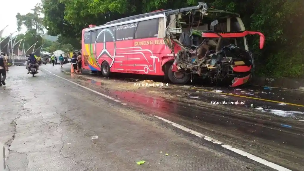 Bus - Tim Tanggap Darurat Kecelakaan Truk-Bus Mercedes-Benz