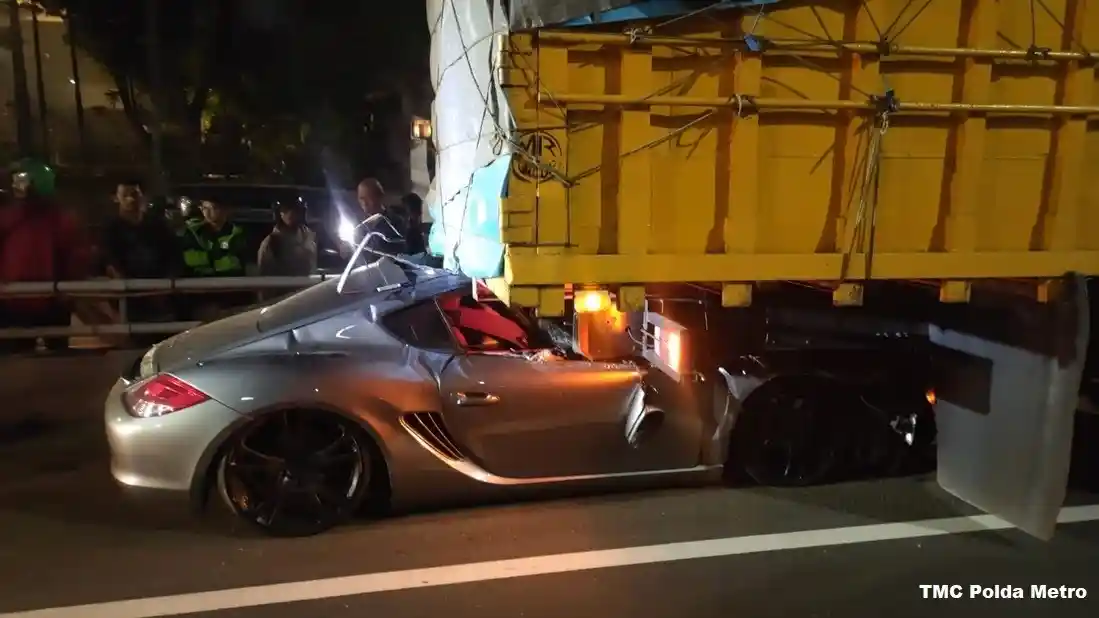 Foto - Ini Bahayanya Tailgating Di Jalan Umum