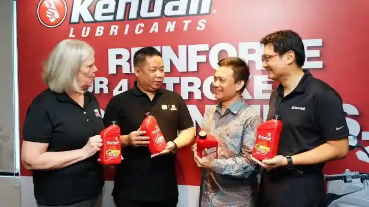 Foto - Oli Kendall Kini Rambah Toko Online, Tersedia Full Synthetic