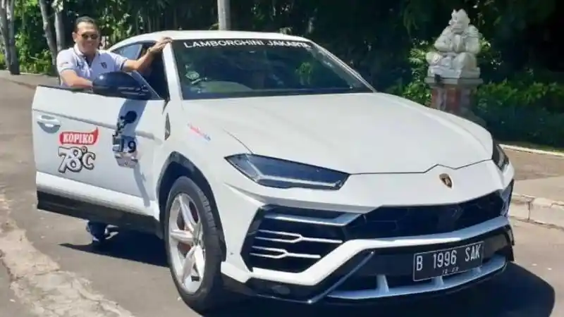 Foto - Jajaran Mobil Mewah Ketua DPR RI Bambang Soesatyo