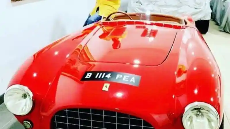 Foto - Jajaran Mobil Mewah Ketua DPR RI Bambang Soesatyo