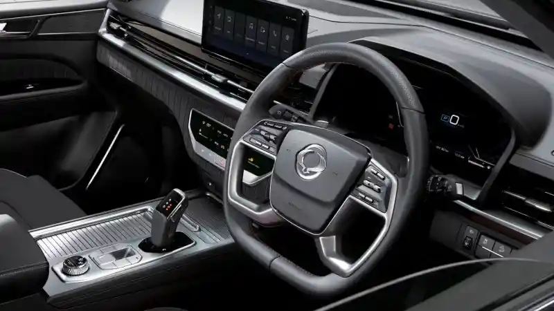 Foto - SUV MV3 Garuda Limousine Yang Digunakan Presiden Prabowo Menggunakan Basis KGM Rexton?