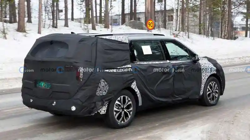 Foto - Kia Carnival Facelift Akan Tawarkan Opsi Hybrid