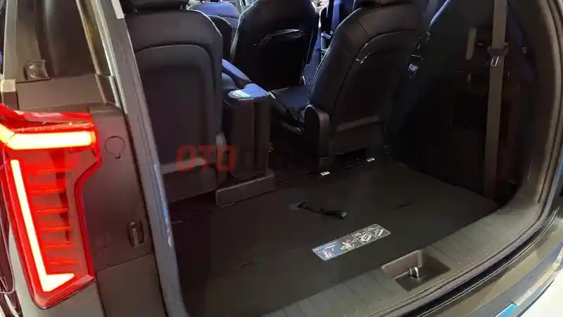 Foto - Carnival Memiliki 4 Baris Jok Penumpang, Namun Baris Terakhir Jarang Terpakai