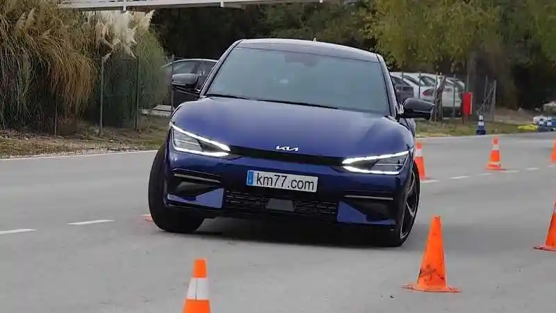 Mobil Listrik - KIA EV6 Mengesankan Di Test Moose. Setara Kinerja Porsche Taycan Turbo S