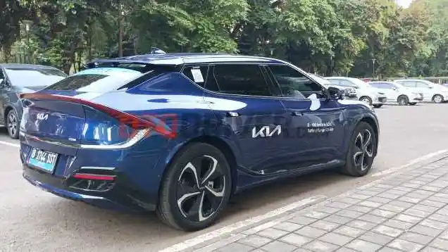Foto - Menjajal Fitur Parkir Otomatis Kia EV 6, Bisa Manuver Sendiri! 