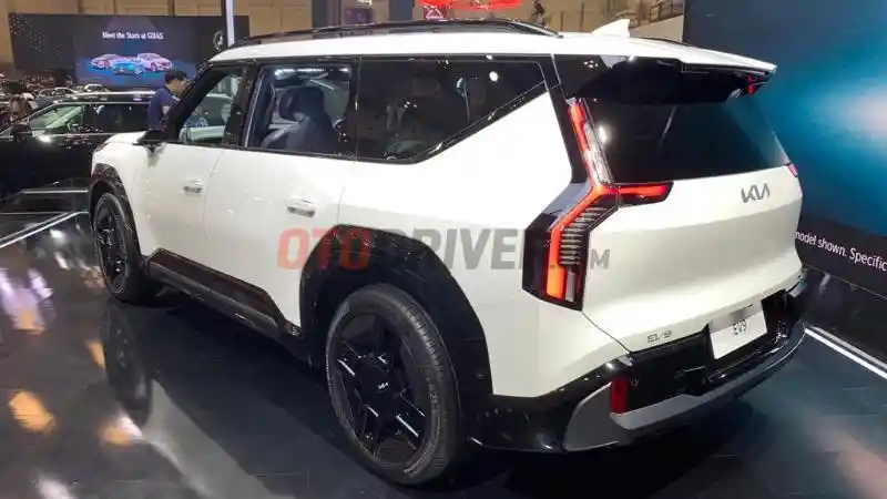 Foto - Mobil Listrik CBU Bisa Bebas Pajak, Asal...