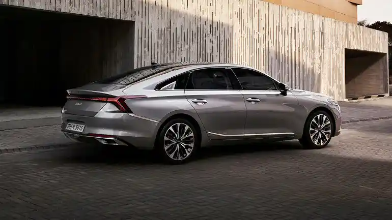 Foto - KIA Pamer Sedan Mewah All-New K8, Sudah Pakai Logo Baru