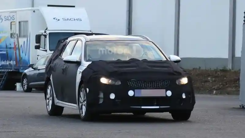 Foto - SPY SHOT : Kia Optima Estate Tertangkap Kamera
