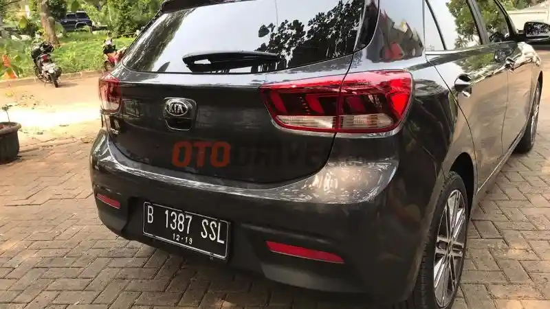 Foto - Kia Rio VS Mazda 2, Mana yang Lebih Irit?