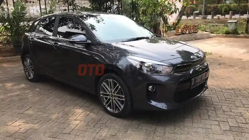 Foto - Kia Rio VS Honda Jazz, Mana yang Lebih Irit?