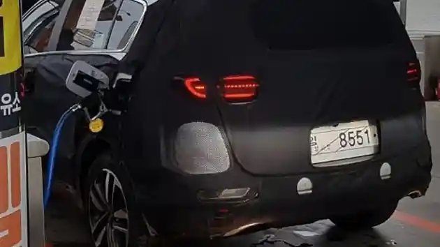 Foto - SPY SHOT: Kia Sportage Facelift 2018 Sedang Isi Bensin