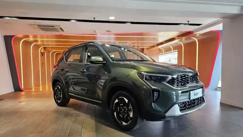 Foto - Siap Hadir Di Indonesia? Suzuki Fronx Sudah Ditunggu Raize Hingga Sonet