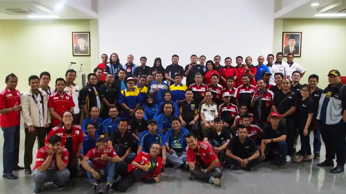 Foto - Daihatsu Ajak 10 Komunitas Ke Pabrik Lihat Perakitan Mobil