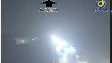 Foto - Kepadatan Arus Mudik Mulai Terjadi di Ruas Tol Jakarta-Cikampek