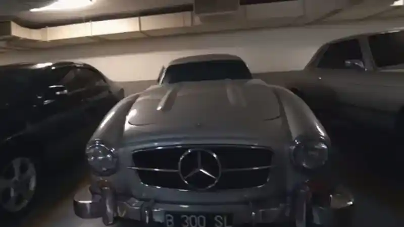 Foto - B.J. Habibie dan Kedekatannya dengan Dunia Otomotif