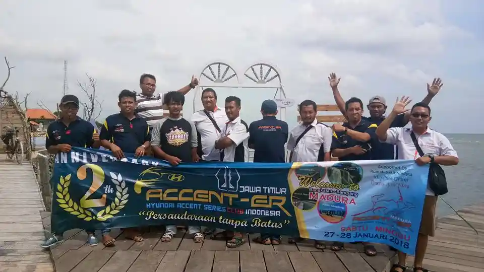 Berita - Komunitas Hyundai Accent Jawa Timur Menyebrang ke Pulau Madura