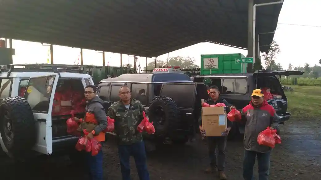 Foto - Komunitas Chevrolet Trooper Terabas Kebun Teh Ciwidey, Ada Apa?