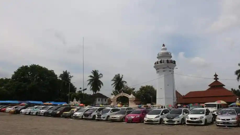 Foto - Puluhan Komunitas Mobil Dikumpulkan Telkom Indihome, Ada Apa? 