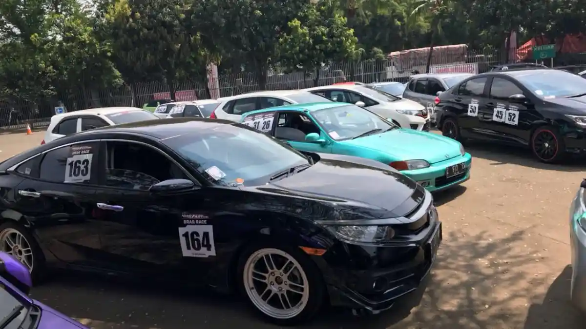 Foto - Komunitas Honda Civic Turbo Ukir Prestasi di Trek Lurus Kemayoran